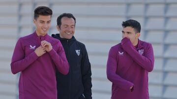 Acuña (derecha), junto a Gattoni en un entrenamiento del Sevilla.