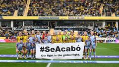 Las selecciones de Suecia y España se juntaron antes del encuentro para sacar un cartel con el mensaje de #SeAcabó, "Nuestra lucha es la lucha global".