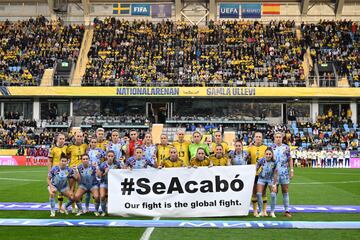 Las selecciones de Suecia y España se juntaron antes del encuentro para sacar un cartel con el mensaje de #SeAcabó, "Nuestra lucha es la lucha global".