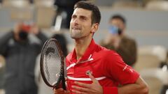 Novak Djokovic celebra su victoria ante Stefanos Tsitsipas en la semifinal de Roland Garros 2020.