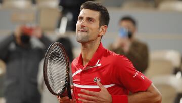 Novak Djokovic celebra su victoria ante Stefanos Tsitsipas en la semifinal de Roland Garros 2020.