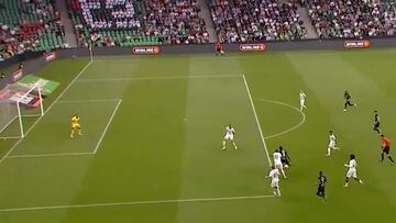 El delantero colombianos abrió el marcador para el Krasnodar con un remate al borde del área que superó al guardameta y puso a celebrar a su equipo.