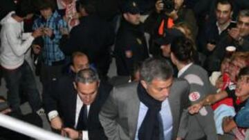 <b>MUCHA TENSIÓN. </b>Mourinho fue increpado a su llegada a Gijón.