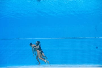 Cuando la m¨ªtica solista estadounidense, acababa su ejercicio y se deten¨ªa la m¨²sica durante el mundial de Budapest, se desvaneci¨® dentro del agua, por lo que r¨¢pidamente saltaron a la piscina la propia seleccionadora, Andrea Fuentes, vestida de calle, y un auxiliar de la competici¨®n que ha sujetado a la nadadora.