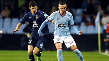 GRAF9471. VIGO (PONTEVEDRA), 11/02/2018.- El delantero del Celta de Vigo Iago Aspas (d), con el balón ante el defensa del RCD Espanyol Aaron Martín, durante el encuentro correspondiente a la jornada 23 de primera división que disputan