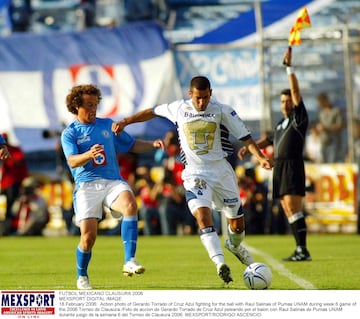 Action photo of Gerardo Torrado of Cruz Azul fighting for the ball with Raul Salinas of Pumas UNAM during week 6 game of the 2006 Torneo de Clausura./Foto de accion de Gerardo Torrado de Cruz Azul peleando por el balon con Raul Salinas de Pumas UNAM durante juego de la semana 6 del Torneo de Clausura 2006.