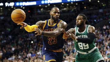 CJX18. BOSTON (EE.UU.), 05/04/2017.- LeBron James (i) de Cleveland Cavaliers pasa el balón junto a Jae Crowder (d) de Boston Celtics hoy, miércoles 5 de abril de 2017, durante un partido de baloncesto de la NBA entre los Cavaliers de Cleveland y los Celtics de Boston en TD Garden en Boston, Massachusetts, EE.UU., EFE/CJ GUNTHER