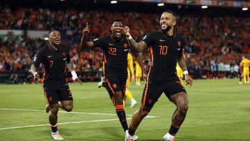 ROTTERDAM - (LR) Steven Bergwijn of Holland, Denzel Dumfries of Holland, Memphis Depay of Holland celebrate 3-2 during the UEFA Nations League match between the Netherlands and Wales at Feyenoord stadium on June 14, 2022 in Rotterdam, Netherlands. ANP MAURICE VAN STEEN (Photo by ANP via Getty Images)