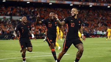 ROTTERDAM - (LR) Steven Bergwijn of Holland, Denzel Dumfries of Holland, Memphis Depay of Holland celebrate 3-2 during the UEFA Nations League match between the Netherlands and Wales at Feyenoord stadium on June 14, 2022 in Rotterdam, Netherlands. ANP MAURICE VAN STEEN (Photo by ANP via Getty Images)