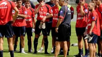 <b>CHARLA. </b>Preciado, conversando ayer con la plantilla durante el entrenamiento del primer equipo en Mareo.