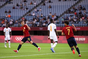 Dani Olmo y Marco Asensio celebrando el gol del empate