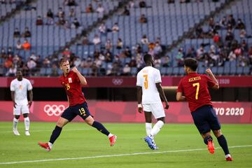 Dani Olmo y Marco Asensio celebrando el gol del empate