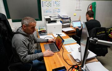 Luis Fernndez, adems de entrenar al Cayn, lleva la coordinacin de las escuelas deportivas.