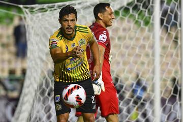 Luis Angel Landin of Guastatoya and Rodolfo Cota of Leon during the game Leon FC (MEX) vs Deportivo Guastatoya (GUA), corresponding to Round of 16 second leg match of the 2022 Scotiabank Concacaf Champions League, at Nou Camp -Leon- Stadium, on February 22, 2022.

<br><br>

Luis Angel Landin de Guastatoya y Rodolfo Cota de Leon durante el partido Leon FC (MEX) vs Deportivo Guastatoya (GUA), correspondiente al partido de vuelta de octavos de final de la Liga de Campeones Scotiabank Concacaf 2022, en el Estadio Nou Camp -Leon-, el 22 de Febrero de 2022.