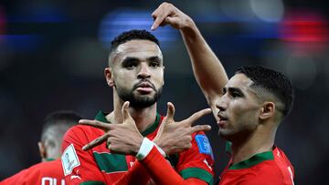 El marroquí Achraf Hakimi señala a Youssef En-Nesyri tras su gol a Portugal. 