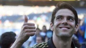 Berlusconi: "Sería bonito que Kaká se retirara aquí"