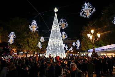 Situado en una de las plazas con más solera de Granada, a pocos metros de la imponente fachada de la Catedral. Este mercadillo posee un ambiente profundamente tradicional y castizo que invita al paseo pausado. Además de los puestos de belenes y adornos, lo que realmente lo distingue es la presencia de artesanía histórica de la zona como la taracea granadina (mosaicos de madera), cerámica de Fajalauza y los dulces elaborados por las monjas en los conventos de clausura locales. Es casi un ritual obligatorio completar la visita merendando un chocolate con churros en los establecimientos históricos que rodean la plaza, bajo la sombra de los árboles iluminados.