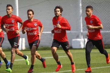 Futbol, entrenamiento seleccion chilena.
Los jugadores de la seleccion chilena, atienden  el entrenamiento matutino en el complejo deportivo Juan Pinto Duran de Santiago, Chile.
20/03/2017