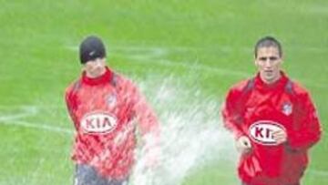 <b>COMO UN NIÑO. </b>La lluvia, protagonista en la sesión de ayer.