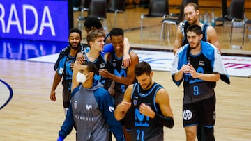 Los jugadores del Movistar Estudiantes celebran la victoria ante el Urban Fuenlabrada.