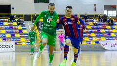 Sergio Lozano pelea un bal&oacute;n en la pista de Antequera.