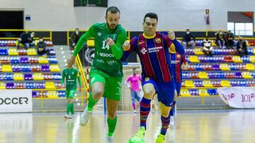 Sergio Lozano pelea un bal&oacute;n en la pista de Antequera.