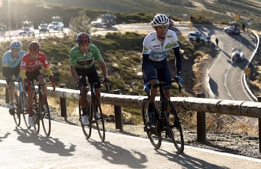 Primoz Roglic añadió a sus vitrinas su segunda Vuelta a España consecutiva, pero no exenta de polémica por su controvertido final. El penúltimo día, con todo por decidir entre Carapaz y él en la ascensión a la Covatilla, el ecuatoriano atacó a falta de dos kilómetros y el esloveno se quedó solo ante el peligro. Pero Roglic, del que nunca sabremos si hubiera llegado a entrar en crisis o no, se encontró con la inesperada ayuda del Movistar Team, con un Marc Soler que tiraba de ese grupo perseguidor con la intención de que Enric Mas ganase una plaza en la general y terminase cuarto. Gracias a eso, Roglic dosificó y pegó un hachazo en el último kilómetro que le permitió ceder menos tiempo con Carapaz y ganar la Vuelta con menos apuros. ¿El ecuatoriano pagó los platos rotos de su polémica salida del conjunto telefónico para fichar por Ineos?