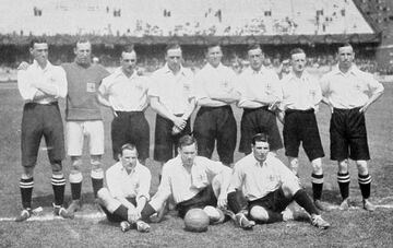 En la prueba de fútbol en los Juegos Olímpicos de Estocolmo 1912 participaron once equipos. Reino Unido se llevó el oro tras vencer a Dinamarca que se llevó la plata. El bronce fue para los Países Bajos. 