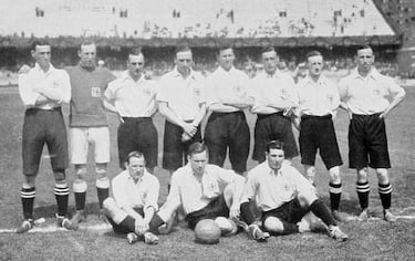 En la prueba de fútbol en los Juegos Olímpicos de Estocolmo 1912 participaron once equipos. Reino Unido se llevó el oro tras vencer a Dinamarca que se llevó la plata. El bronce fue para los Países Bajos. 