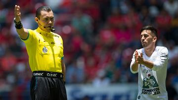 Marco Antonio Ortiz Nava dirige un partido de la Liga MX.
