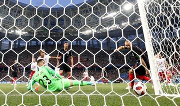 Al portero croata Danijel Subasic se le cuela el bal¨®n durante el partido contra Dinamarca.