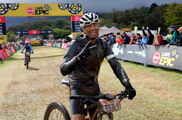 El exseleccionador nacional Luis Enrique posa sonriente tras cruzar la meta durante la sexta etapa, de 78 km, de la carrera de mountain bike Absa Cape Epic 2023. Se trata de un evento que tiene lugar en Ciudad del Cabo (Sudáfrica) y que este año ha reunido a 600 equipos para afrontar un recorrido de 648 km durante ocho etapas