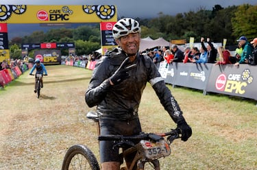 El exseleccionador nacional Luis Enrique posa sonriente tras cruzar la meta durante la sexta etapa, de 78 km, de la carrera de mountain bike Absa Cape Epic 2023. Se trata de un evento que tiene lugar en Ciudad del Cabo (Sudáfrica) y que este año ha reunido a 600 equipos para afrontar un recorrido de 648 km durante ocho etapas