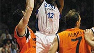 <b>PRESENTACIÓN.</B> Griffith, en la imagen de arriba, se presentó ante el público de Vitoria. El Pamesa le amargó su debut en el Buesa Arena.