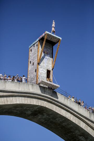Gary Hunt salta desde un puente de la ciudad de Mostar.