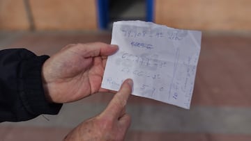 Un hombre llega a la administración de lotería agraciada con el ‘Segundo Premio’ del Sorteo Extraordinario de El Niño 2025 correspondiente al número 06766 para comprobar sus números apuntados en un papel, durante la celebración en la administración “El León” núm 16, de la Avenida de Los Angeles 27 en Getafe, a 6 de enero de 2025, en Getafe, Madrid (España). El Sorteo de la Lotería del Niño se celebra en el Salón de Loterías y Apuestas del Estado mediante un sistema de bombos múltiples. Cuenta con una emisión de 55 series de 100.000 billetes cada una, que alcanza los 1.100 millones de euros, destinando el 70%, es decir, 770 millones de euros, a premios.
06 ENERO 2025
Mateo Lanzuela / Europa Press
06/01/2025