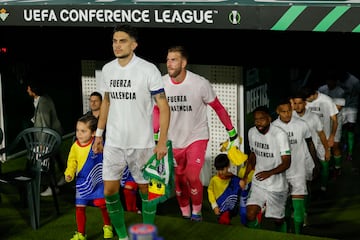 SEVILLA, 07/11/2024.- Los jugadores del Betis muestran un mensaje en apoyo a las víctimas de la dana en Valencia al inicio de un encuentro correspondiente a la jornada 3 de la Liga Conferencia disputado entre el Betis y el Celje esloveno en el Benito Villamarín de Sevilla, este jueves. EFE/ Julio Muñoz
