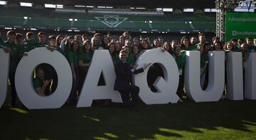 Multitudinario acto de renovación de Joaquín con el Betis