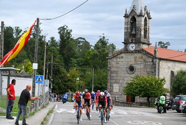 Andrea Bagioli, Bob Jungels y Victor Guernalec durante la etapa de hoy. 