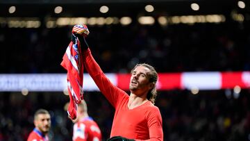 Griezmann muestra el escudo tras marcar el gol de la victoria en el Metropolitano. El Principito quiere su corona.