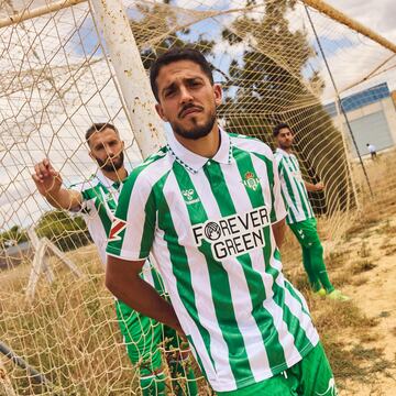 Inspirado en la moda de los 90, el Real Betis presenta una camiseta vintage con el eslogan "La vida en verde" evocando lo cl¨¢sico con lo elegante.