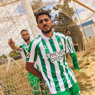 Inspirado en la moda de los 90, el Real Betis presenta una camiseta vintage con el eslogan "La vida en verde" evocando lo clásico con lo elegante. 