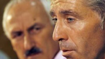 GRA056 SANTANDER, 19/08/2014.- El presidente del Racing de Santander, Juan Antonio " Tuto " Sañudo (i) y el entrenador del equipo, Paco Fernández durante la rueda de prensa tras proceder a la renovación del mismo por una temporada mas. EFE/Esteban Cobo.