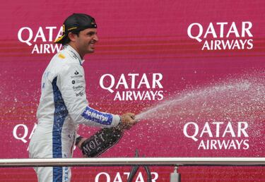 Carlos Sainz esparce champán en el podio tras quedar tercero en Bakú.