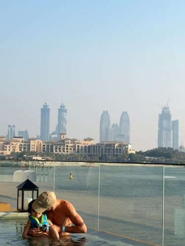Cristiano Ronaldo con Bella Esmeralda en la piscina del hotel.