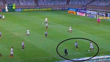 Sampaoli desatado en la línea pidiendo intensidad a los suyos