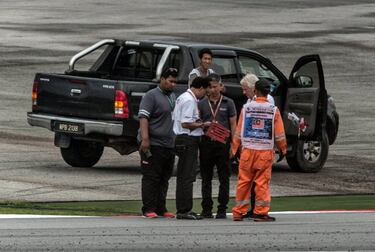 Oficiales de la FIA comprueban la pista después de que el piloto francés Romain Grosjean.