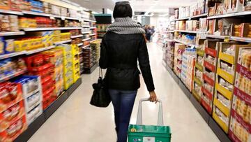 Mujer comprando en Mercadona