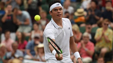 Milos Raonic devuelve una bola ante Mikhail Youzhny en su partido de segunda ronda de Wimbledon.