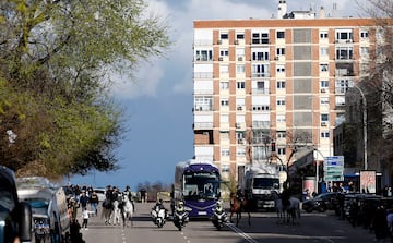 Antes del inicio del encuentro frente al Celta de Vigo uno de los comentarios más repetidos entre los aficionados del Madrid ha sido: ¿Qué significa Y-3? Esta letra y número se podía leer en el nuevo diseño del autobús del club blanco. El autobús luce con un llamativo color morado con las rosas que encontramos en la tercera equipación del Real Madrid. Este nuevo diseño hace referencia a la nueva colección de ropa en conjunto con Y-3 que ya está a la venta en la página web del Real Madrid. Yohji Yamamoto,  uno de los diseñadores de moda más destacados de la actualidad y conocido pionero de la nueva ola japonesa de los años 80.